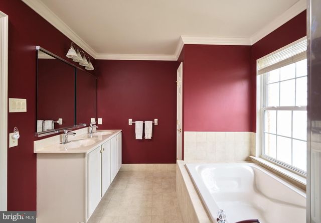 28 WOODBRIDGE DR, Doylestown, PA 18901