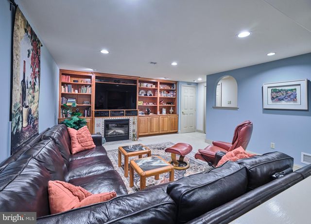 28 WOODBRIDGE DR, Doylestown, PA 18901