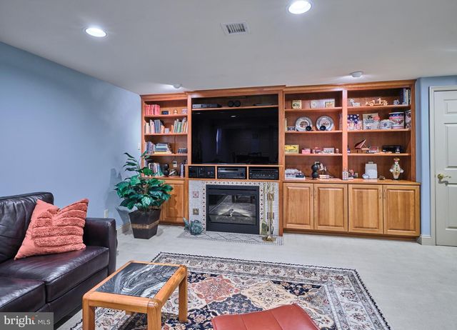 28 WOODBRIDGE DR, Doylestown, PA 18901