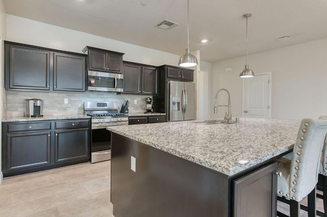 616 Expedition Way, Madera, CA 93636