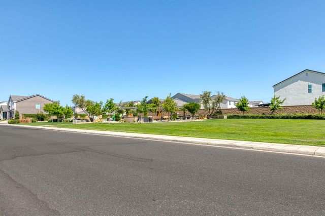 616 Expedition Way, Madera, CA 93636