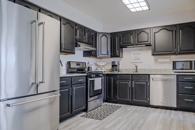 5065 Spinnaker Lane E, Crown Point, IN 46307