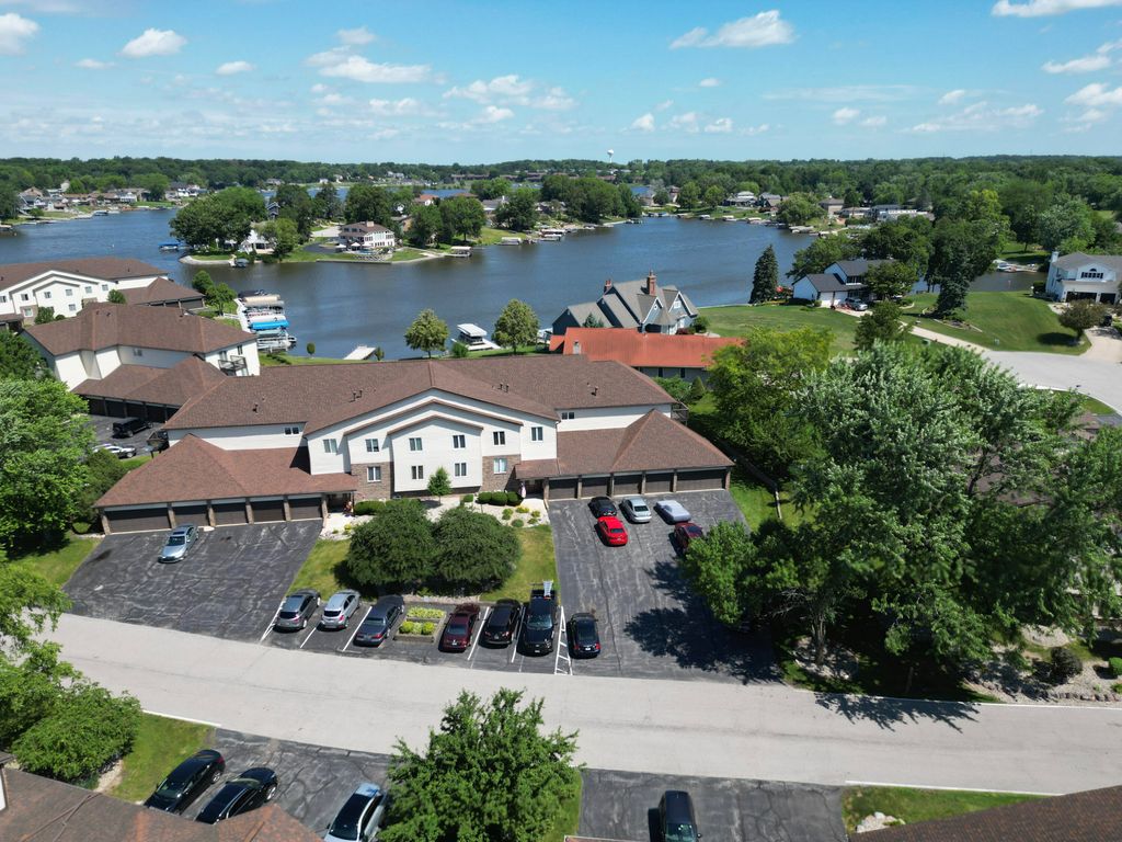 5065 Spinnaker Lane E, Crown Point, IN 46307