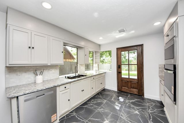 407 Hedgecroft Drive, El Lago, TX 77586