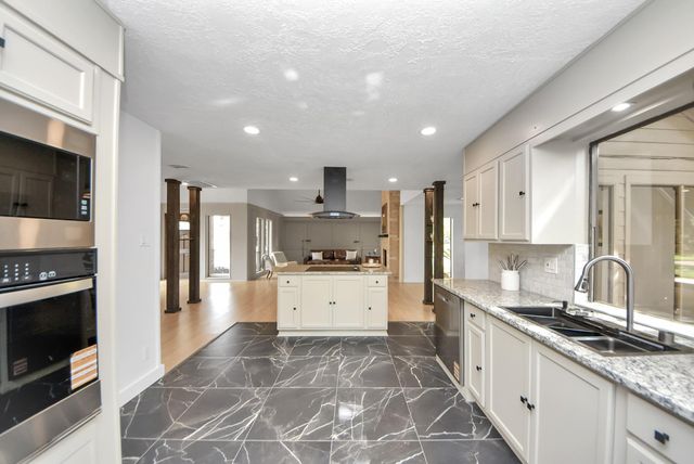 407 Hedgecroft Drive, El Lago, TX 77586