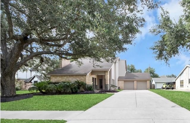 407 Hedgecroft Drive, El Lago, TX 77586