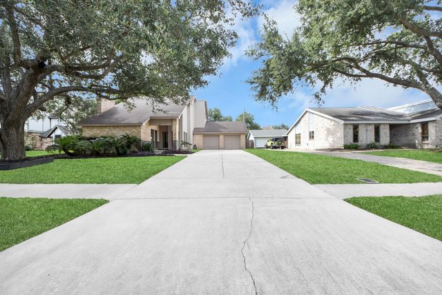 407 Hedgecroft Drive, El Lago, TX 77586
