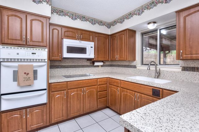 2200 Kenbridge DR, Austin, TX 78757