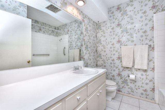 2200 Kenbridge DR, Austin, TX 78757