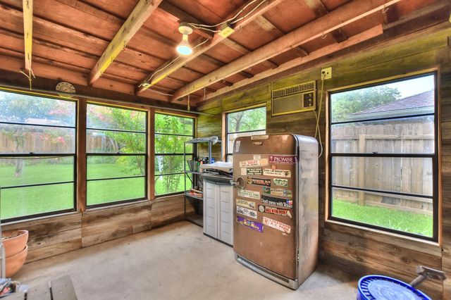 2200 Kenbridge DR, Austin, TX 78757