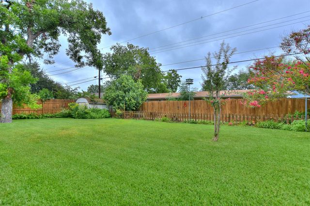2200 Kenbridge DR, Austin, TX 78757