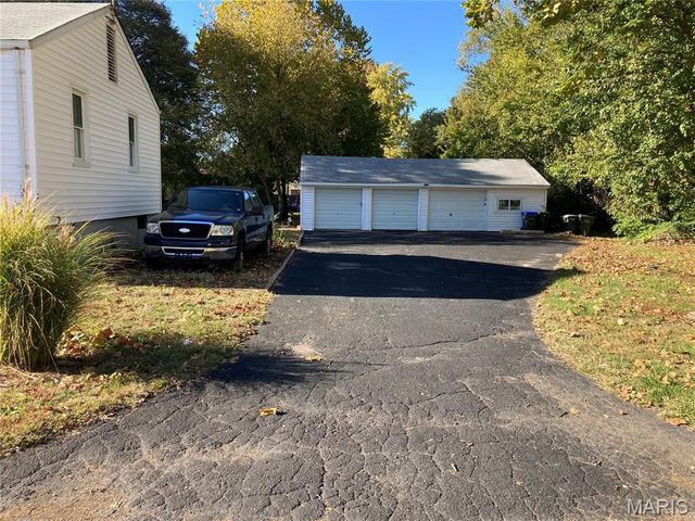 915 Lindsay, Florissant, MO 63031