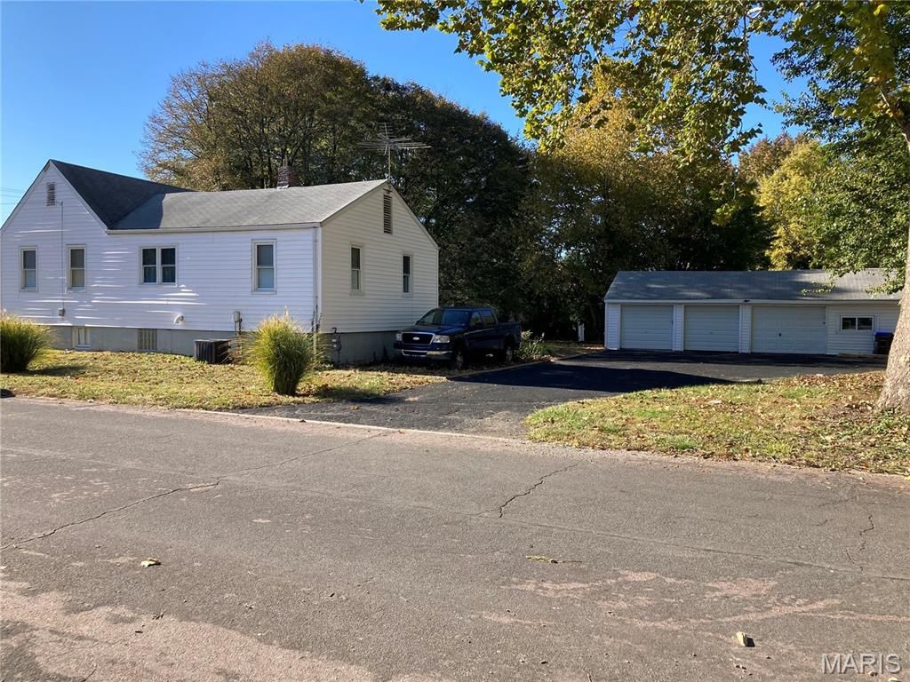 915 Lindsay, Florissant, MO 63031