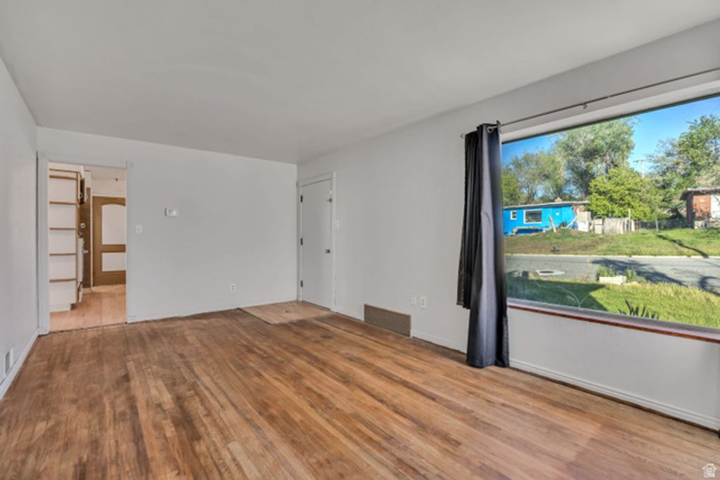Image 2 of property listing at 3987 S 2275 W, Roy, UT 84067