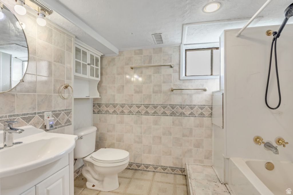 Image 10 of property listing at 3987 S 2275 W, Roy, UT 84067