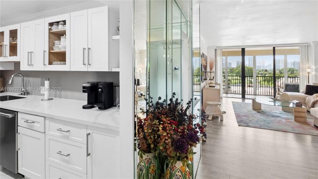 20301 W Country Club Dr 526, Aventura, FL 33180