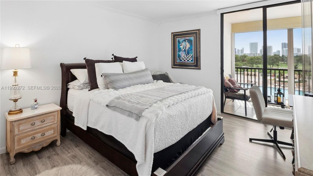 Image 10 of property listing at 20301 W Country Club Dr 526, Aventura, FL 33180