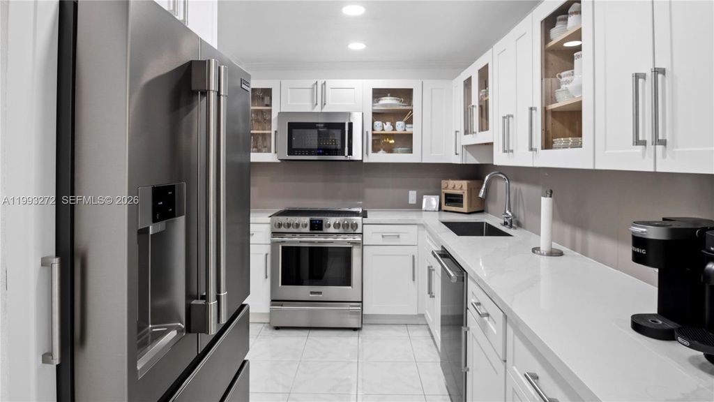 Image 7 of property listing at 20301 W Country Club Dr 526, Aventura, FL 33180