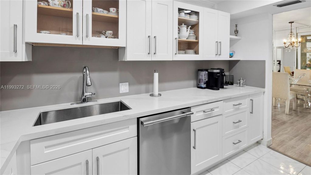 Image 8 of property listing at 20301 W Country Club Dr 526, Aventura, FL 33180