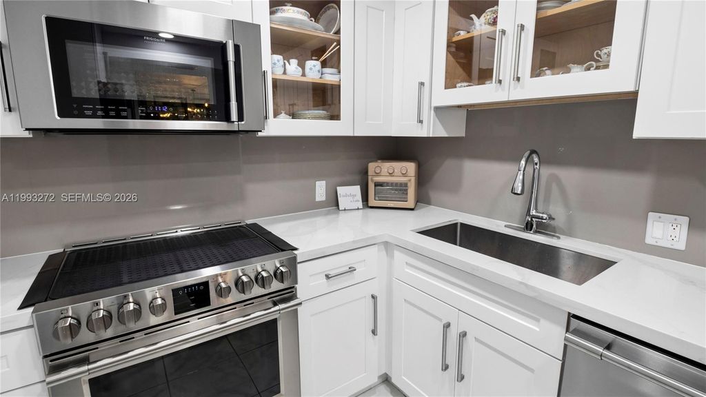 Image 9 of property listing at 20301 W Country Club Dr 526, Aventura, FL 33180