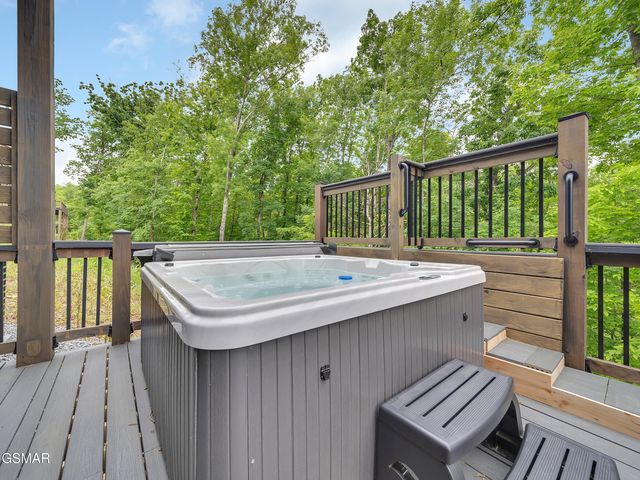 1366 Lake Haven Way, Sevierville, TN 37876