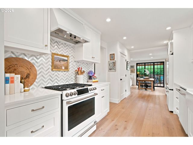 214 NORTHSHORE Rd, Lake Oswego, OR 97034