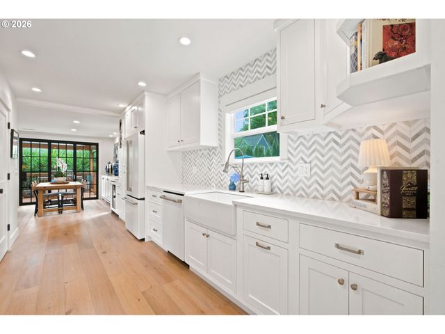 214 NORTHSHORE Rd, Lake Oswego, OR 97034