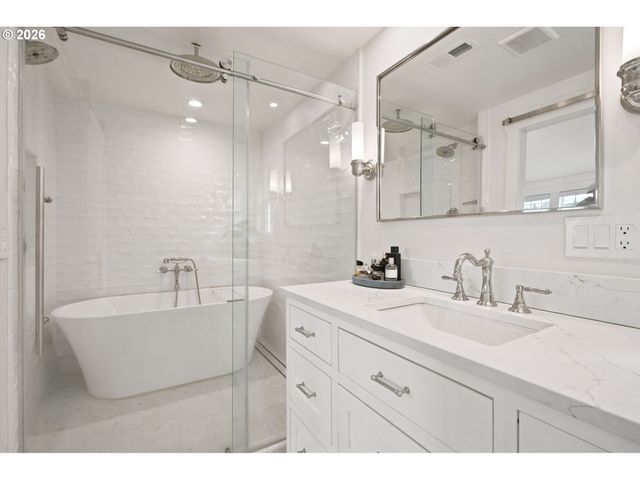 214 NORTHSHORE Rd, Lake Oswego, OR 97034