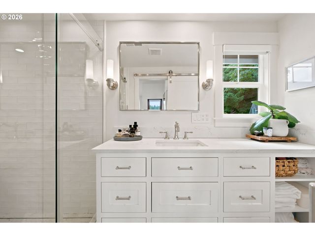 214 NORTHSHORE Rd, Lake Oswego, OR 97034