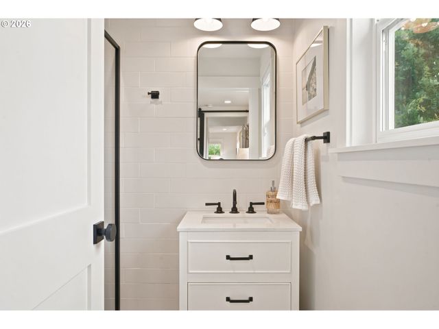 214 NORTHSHORE Rd, Lake Oswego, OR 97034