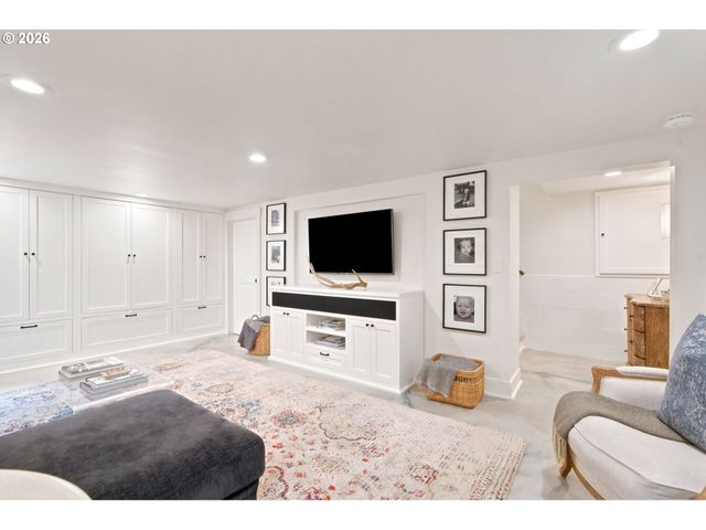 214 NORTHSHORE Rd, Lake Oswego, OR 97034