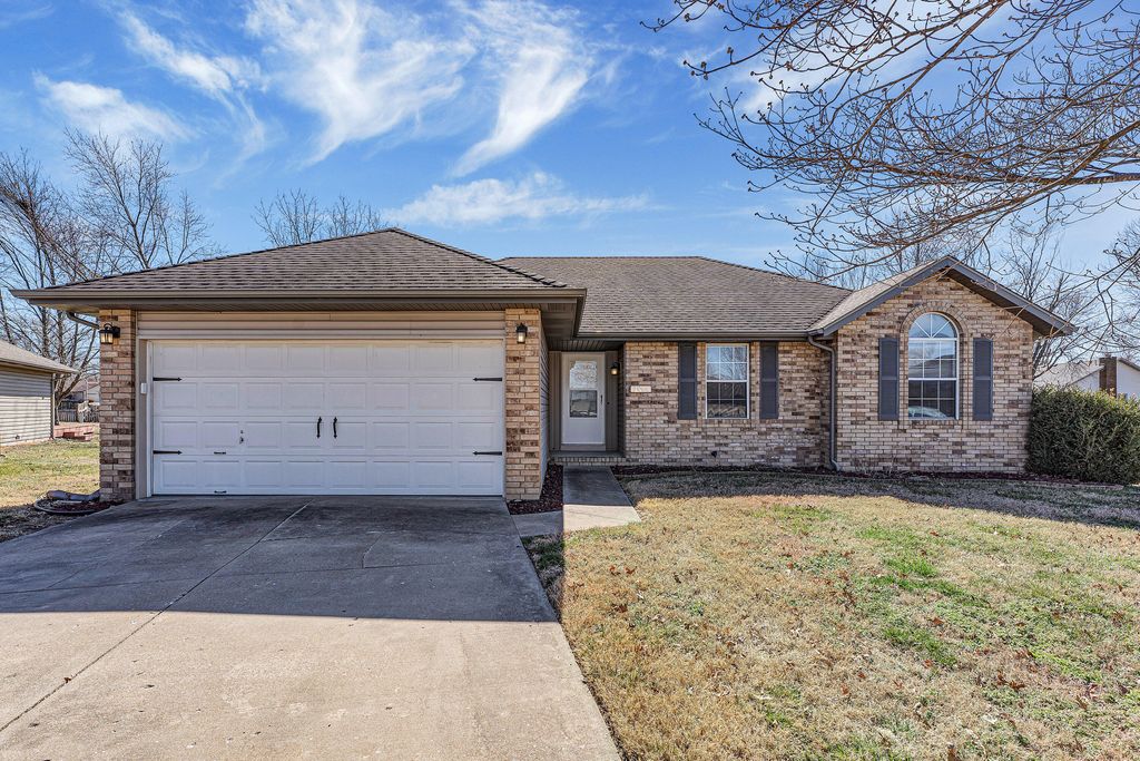 2600 N Wildberry Court, Springfield, MO 65802