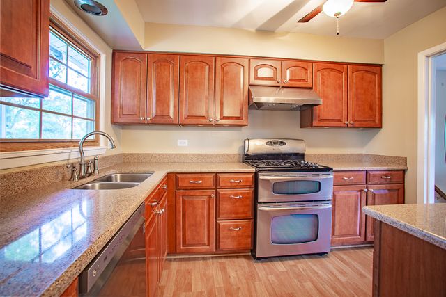 1379 Cumberland Circle W, Elk Grove Village, IL 60007