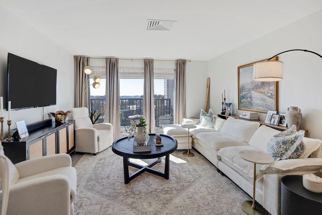 655 S Riverside Dr Apt 708A, Memphis, TN 38103