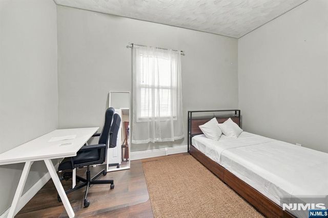 125 9th Street, Newark, NJ 07107