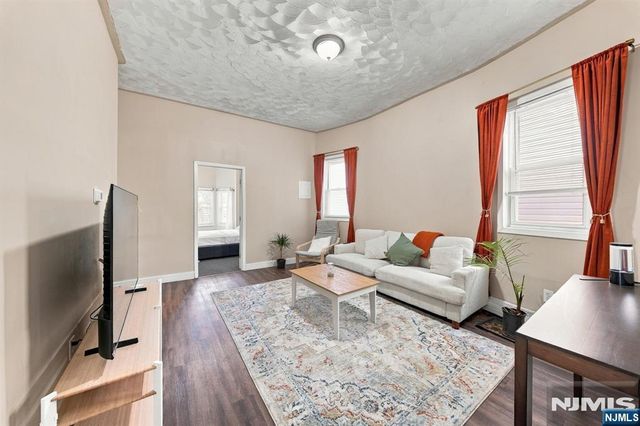 125 9th Street, Newark, NJ 07107
