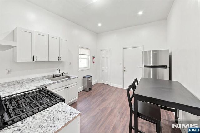 125 9th Street, Newark, NJ 07107