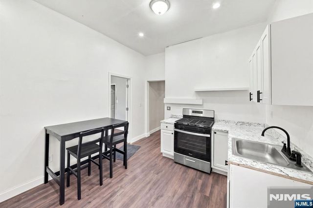 125 9th Street, Newark, NJ 07107