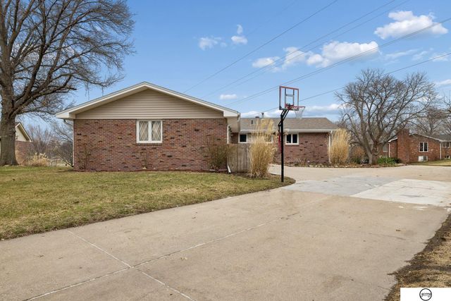 6131 Elkcrest Circle, Lincoln, NE 68516