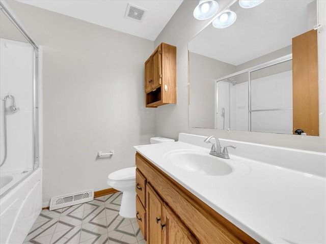 8012 NW Cadwallader Road, Kansas City, MO 64151