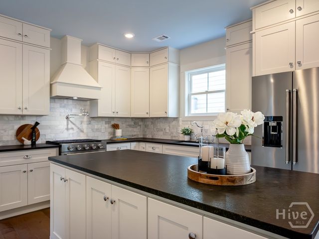 809 E 36th Street, Savannah, GA 31401