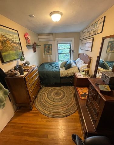221 Newbury St. 4R, Boston, MA 02116