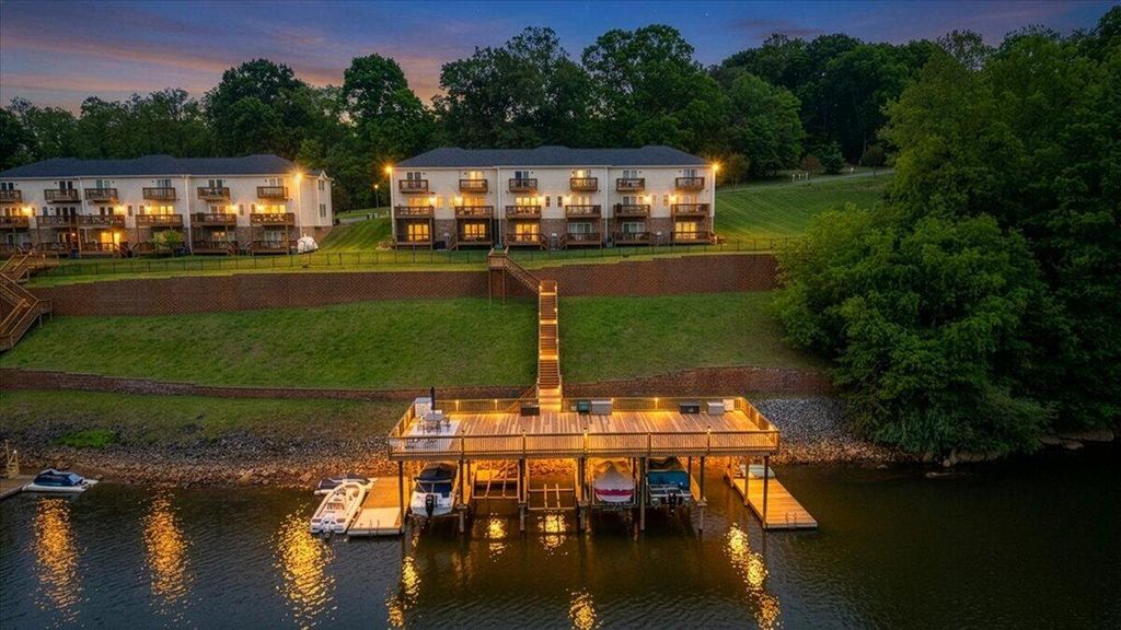 345 Cambridge CT A4, Hardy, VA 24101