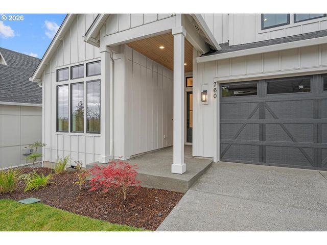 760 N V St, Washougal, WA 98671