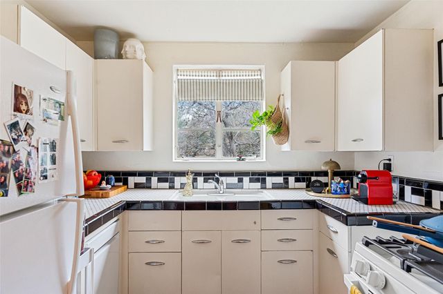 1304 Kirkwood RD B, Austin, TX 78722