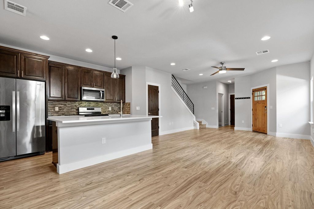 1125 Walton LN F, Austin, TX 78721