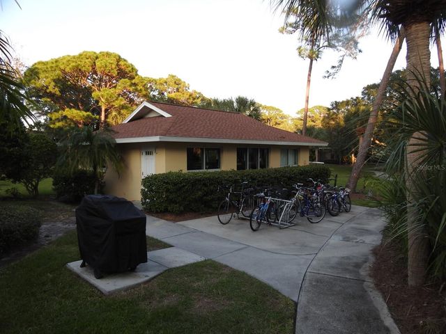 972 LA COSTA CIRCLE 8, Sarasota, FL 34237