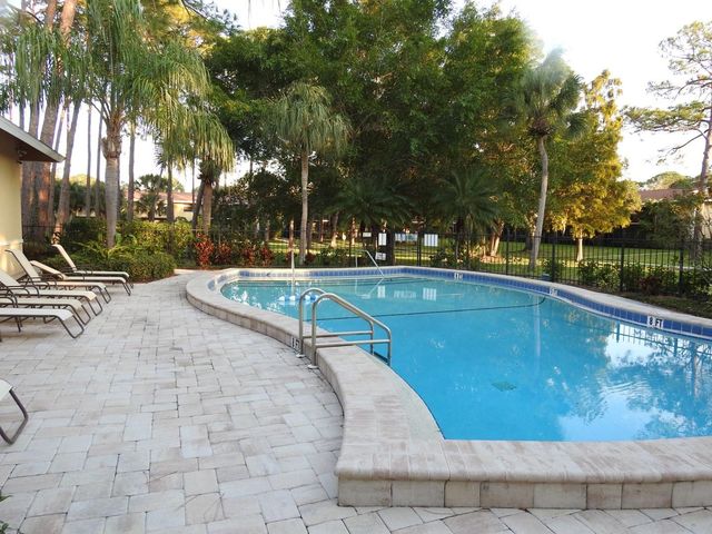 972 LA COSTA CIRCLE 8, Sarasota, FL 34237