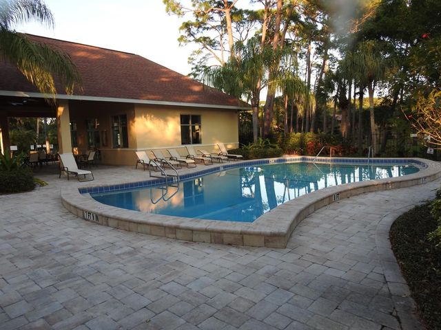 972 LA COSTA CIRCLE 8, Sarasota, FL 34237