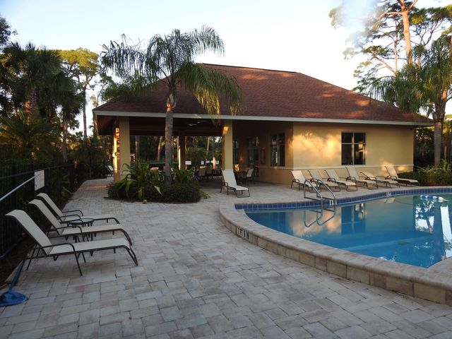 972 LA COSTA CIRCLE 8, Sarasota, FL 34237